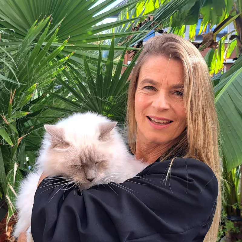 Marjan, de Kattenmadam, met een kat in haar armen